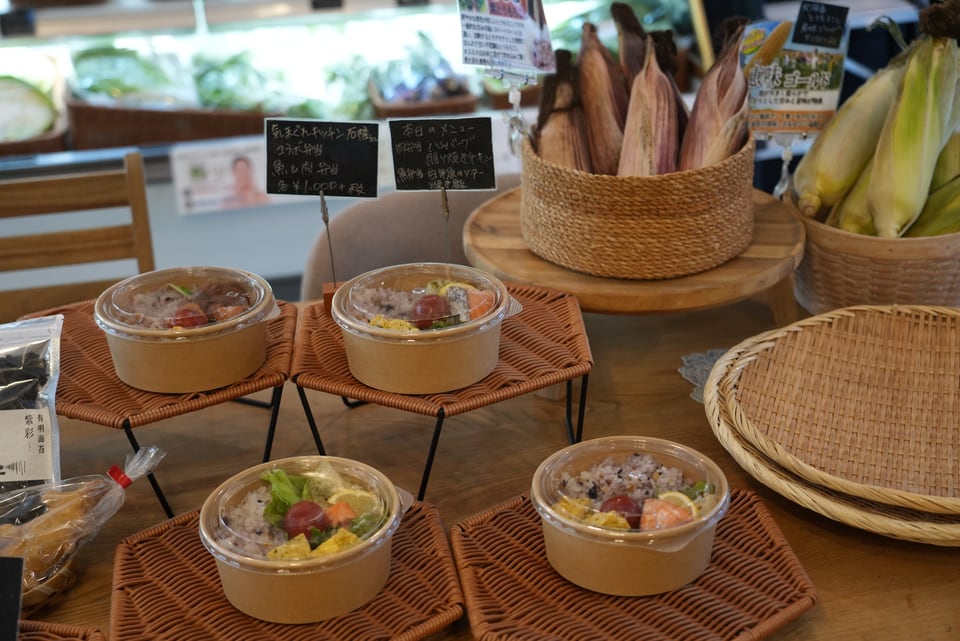 テーブルに並ぶお惣菜と野菜