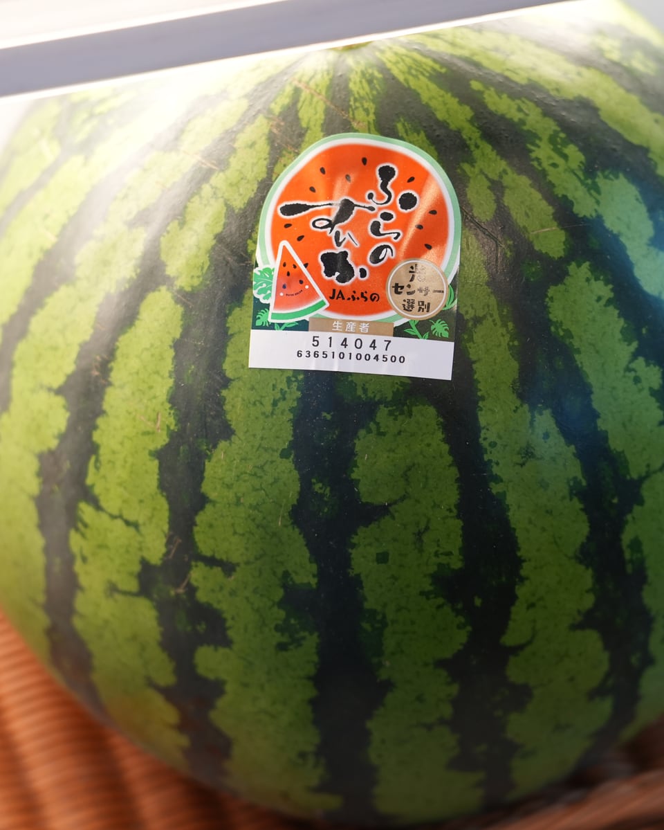 かごにのった、大きなすいかの縞模様