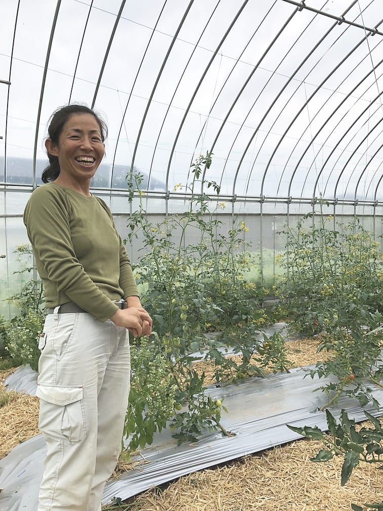 Uファーム 中澤農園:温室で笑顔を見せる中澤農園の生産者