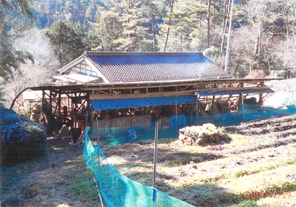 小掠農園:山あいに建つ小掠農園の鶏舎
