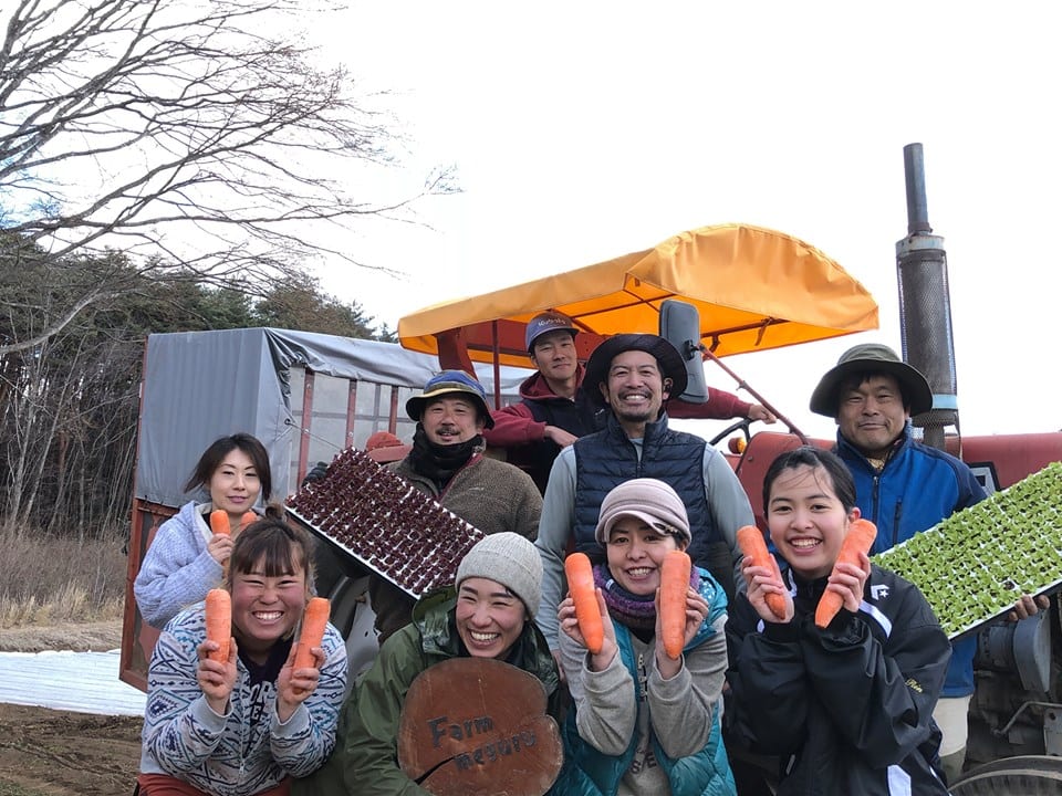 Farmめぐる:人参や苗を手に笑う Farm めぐるのメンバー