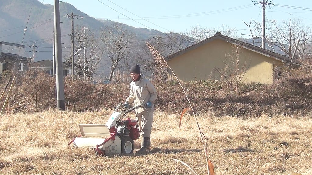 サニーファーム(笠井農園):畑で耕運機を使って作業するサニーファームの生産者